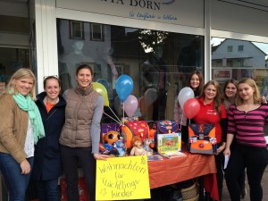 Unser Club sammelt Weihnachtsgeschenke für Flüchtlinge vor der Rita Born in Kelkheim
